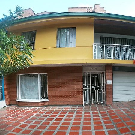 Le VI Hostal Medellin Exterior photo